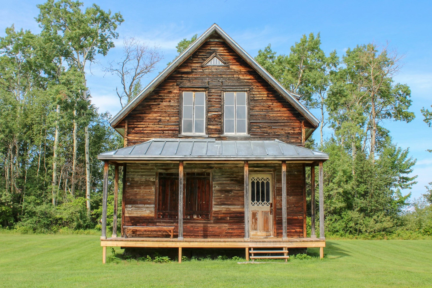 brown wooden 2-storey house during daytime